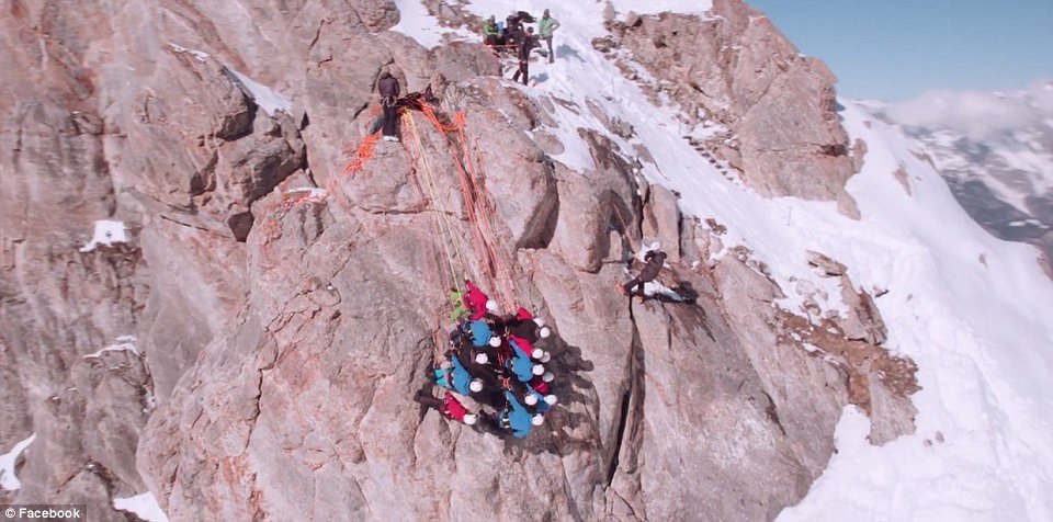 Αυτή η φωτογραφία δεν είναι ανάποδη -Απλά κατάφεραν να σταθούν κάθετα σε πλαγιά των Αλπεων [εικόνες & βίντεο] | iefimerida.gr 4