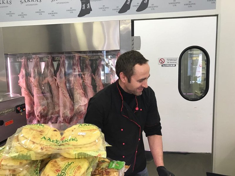 Πριν από ένα χρόνο ήταν με κοστούμι σε φαρμακευτική, σήμερα κρεοπώλης στην Καλλιθέα [εικόνες & βίντεο] | iefimerida.gr 0