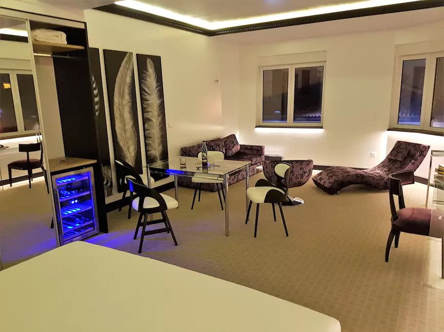 Αυτό είναι το παλάτι του Λάκη Γαβαλά στο Θησείο, που νοικιάζεται δωμάτιο δωμάτιο μέσω Airbnb [εικόνες] | iefimerida.gr 7