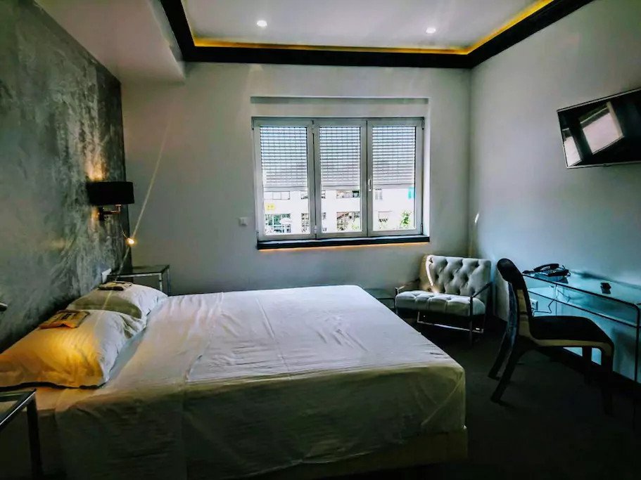 Αυτό είναι το παλάτι του Λάκη Γαβαλά στο Θησείο, που νοικιάζεται δωμάτιο δωμάτιο μέσω Airbnb [εικόνες] | iefimerida.gr 5