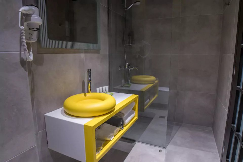 Αυτό είναι το παλάτι του Λάκη Γαβαλά στο Θησείο, που νοικιάζεται δωμάτιο δωμάτιο μέσω Airbnb [εικόνες] | iefimerida.gr 1