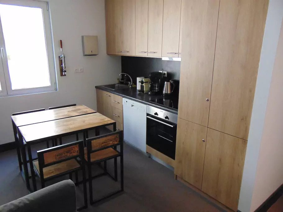 Αυτό είναι το παλάτι του Λάκη Γαβαλά στο Θησείο, που νοικιάζεται δωμάτιο δωμάτιο μέσω Airbnb [εικόνες] | iefimerida.gr 0