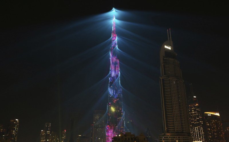 Μια πραγματικά παράξενη γιορτή στο Ντουμπάι -Εκαναν παρέλαση γιορτάζοντας την... ευτυχία [εικόνες] | iefimerida.gr 0