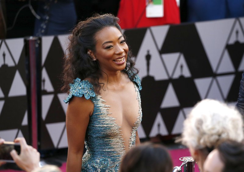 Οσκαρ 2018: Εγινε του... μπούστου -Οι σταρ (μικρές και μεγάλες) με τα αβυσσαλέα ντεκολτέ [εικόνες] | iefimerida.gr 7