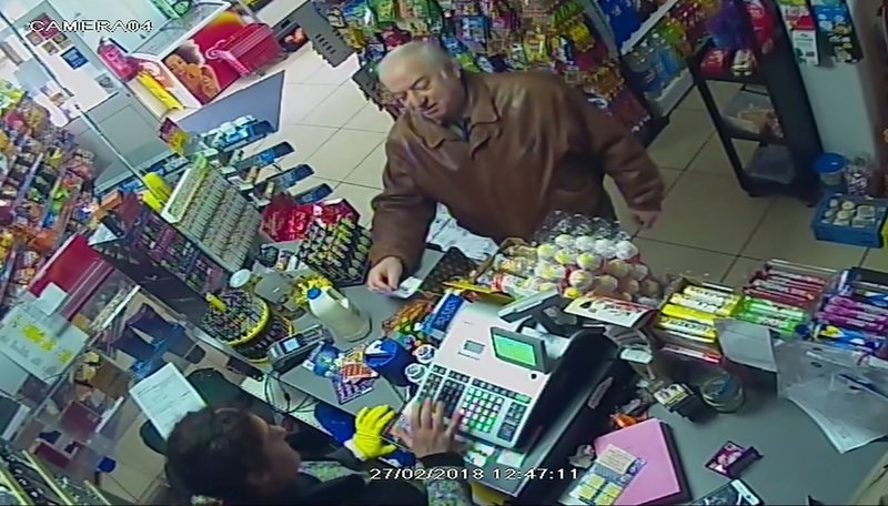 Δηλητηριάστηκε με λουλούδια ο Ρώσος κατάσκοπος; Στο μικροσκόπιο ανθοδέσμη που άφησε στον τάφο της γυναίκας του | iefimerida.gr 4