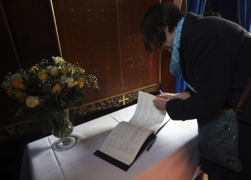 Σήμερα η κηδεία του Στίβεν Χόκινγκ -Η τέφρα του θα τοποθετηθεί πλάι σε Νεύτωνα και Δαρβίνο [εικόνες]  | iefimerida.gr 2