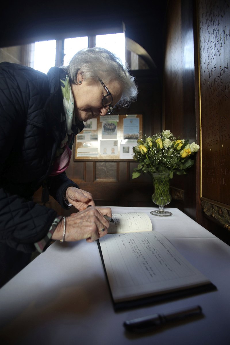 Σήμερα η κηδεία του Στίβεν Χόκινγκ -Η τέφρα του θα τοποθετηθεί πλάι σε Νεύτωνα και Δαρβίνο [εικόνες]  | iefimerida.gr 3