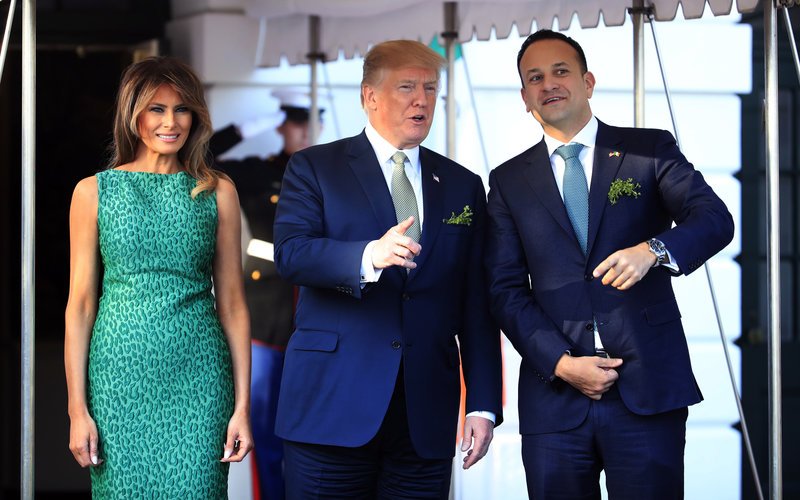 Με θεϊκό σμαραγδένιο λεοπάρ φόρεμα η Μελάνια λόγω Patrick's Day [εικόνες] | iefimerida.gr 1