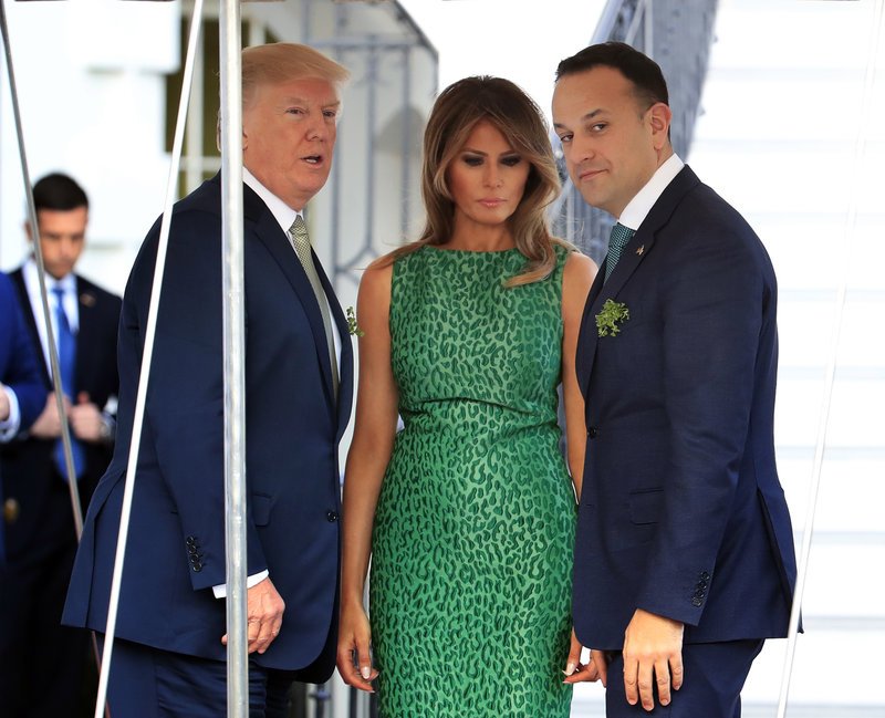 Με θεϊκό σμαραγδένιο λεοπάρ φόρεμα η Μελάνια λόγω Patrick's Day [εικόνες] | iefimerida.gr 2