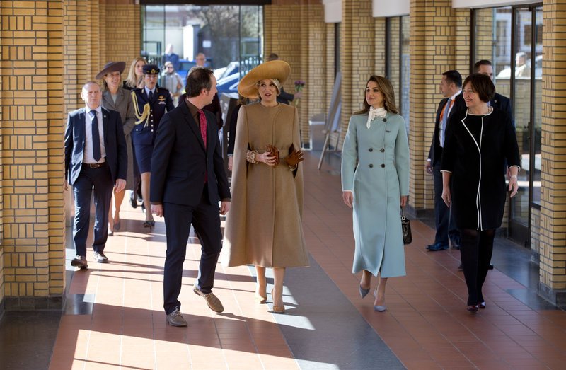 Πώς η βασίλισσα Μαξίμα «αφάνισε» στιλιστικά τη βασίλισσα Ράνια της Ιορδανίας -Πληθωρική η μία, «σκυθρωπή» η άλλη [εικόνες] | iefimerida.gr 8