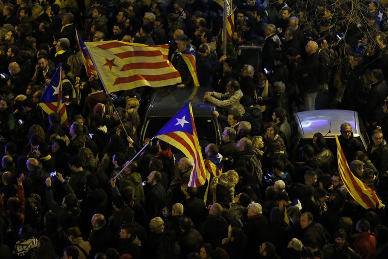 Βαρκελώνη: Βίαια επεισόδια με δεκάδες τραυματίες μετά την προφυλάκιση αυτονομιστών πολιτικών [εικόνες & βίντεο]  | iefimerida.gr 3