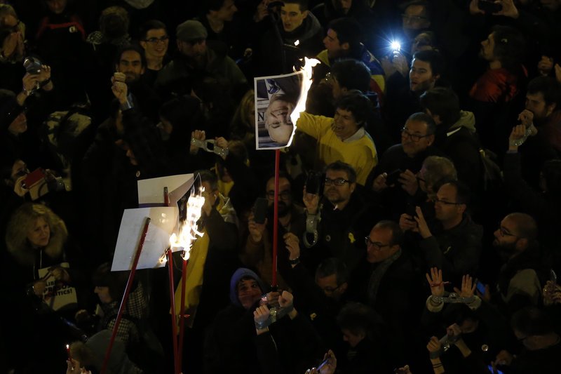 Βαρκελώνη: Βίαια επεισόδια με δεκάδες τραυματίες μετά την προφυλάκιση αυτονομιστών πολιτικών [εικόνες & βίντεο]  | iefimerida.gr 4