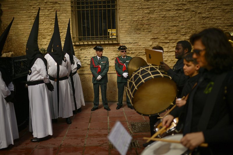 Εντυπωσιακές εικόνες από τη Μ.Εβδομάδα των Καθολικών -Ολόκληρες «παραστάσεις» στους δρόμους [εικόνες] | iefimerida.gr 2