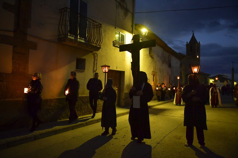 Εντυπωσιακές εικόνες από τη Μ.Εβδομάδα των Καθολικών -Ολόκληρες «παραστάσεις» στους δρόμους [εικόνες] | iefimerida.gr 5