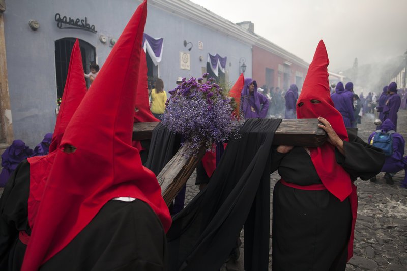 Εντυπωσιακές εικόνες από τη Μ.Εβδομάδα των Καθολικών -Ολόκληρες «παραστάσεις» στους δρόμους [εικόνες] | iefimerida.gr 0