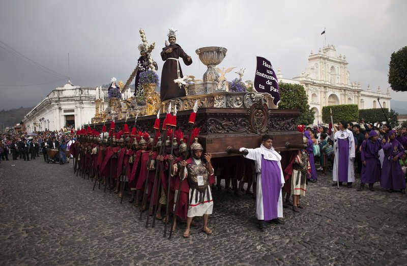 Εντυπωσιακές εικόνες από τη Μ.Εβδομάδα των Καθολικών -Ολόκληρες «παραστάσεις» στους δρόμους [εικόνες] | iefimerida.gr 1