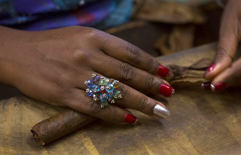 Βήμα-βήμα το τύλιγμα του χειροποίητου πούρου στην Κούβα [εικόνες & βίντεο] | iefimerida.gr 5