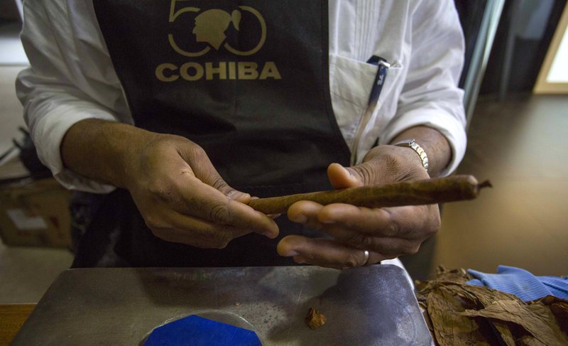 Βήμα-βήμα το τύλιγμα του χειροποίητου πούρου στην Κούβα [εικόνες & βίντεο] | iefimerida.gr 6