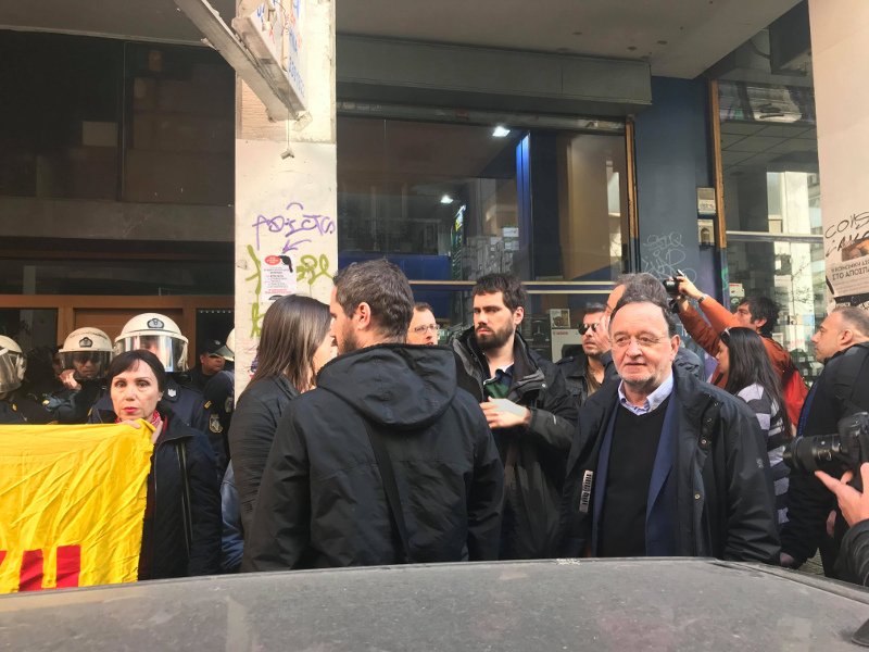 Νέα μάχη για τους πλειστηριασμούς στα Εξάρχεια -Τετ α τετ «Δεν Πληρώνω» - ΜΑΤ | iefimerida.gr 0