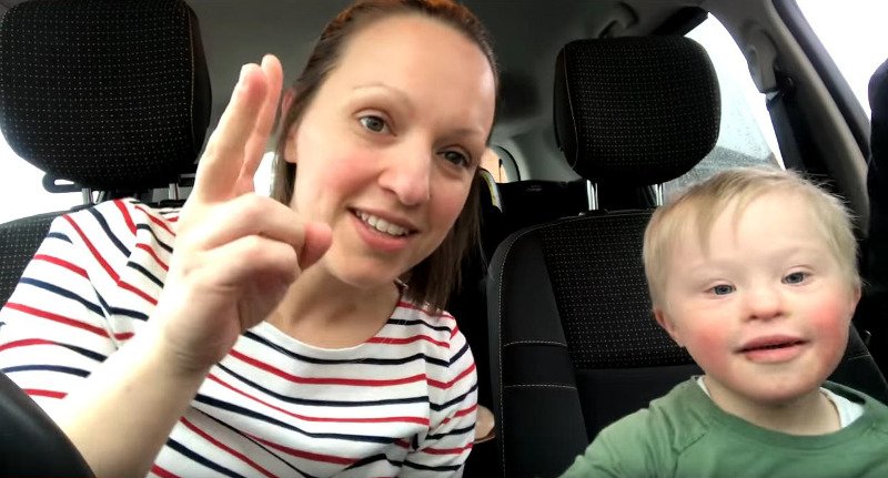 Συγκινητικό βίντεο: Ενα διαφορετικό Carpool Karaoke με μαμάδες και παιδιά με σύνδρομο Down [βίντεο] | iefimerida.gr 0