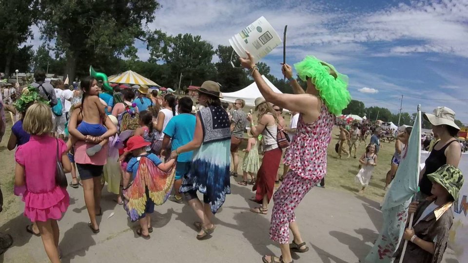 Μια πραγματικά παράξενη γιορτή στο Ντουμπάι -Εκαναν παρέλαση γιορτάζοντας την... ευτυχία [εικόνες] | iefimerida.gr 2
