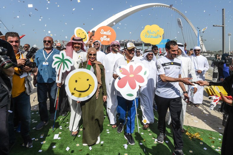 Μια πραγματικά παράξενη γιορτή στο Ντουμπάι -Εκαναν παρέλαση γιορτάζοντας την... ευτυχία [εικόνες] | iefimerida.gr 3