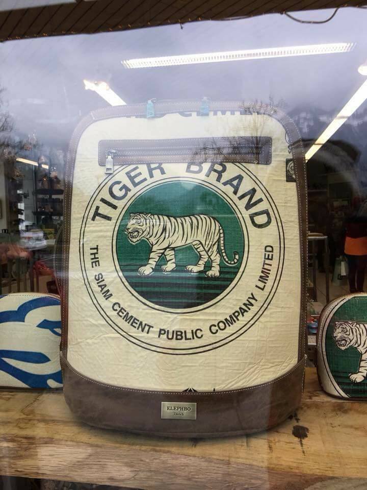 Εντυπωσιακά σακίδια πλάτης από χρησιμοποιημένα τσουβάλια τσιμέντου [εικόνες]  | iefimerida.gr 4