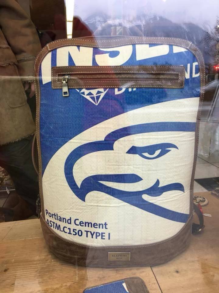 Εντυπωσιακά σακίδια πλάτης από χρησιμοποιημένα τσουβάλια τσιμέντου [εικόνες]  | iefimerida.gr 1