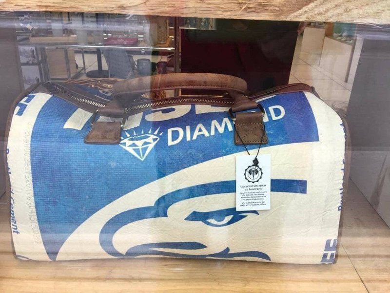 Εντυπωσιακά σακίδια πλάτης από χρησιμοποιημένα τσουβάλια τσιμέντου [εικόνες]  | iefimerida.gr 2