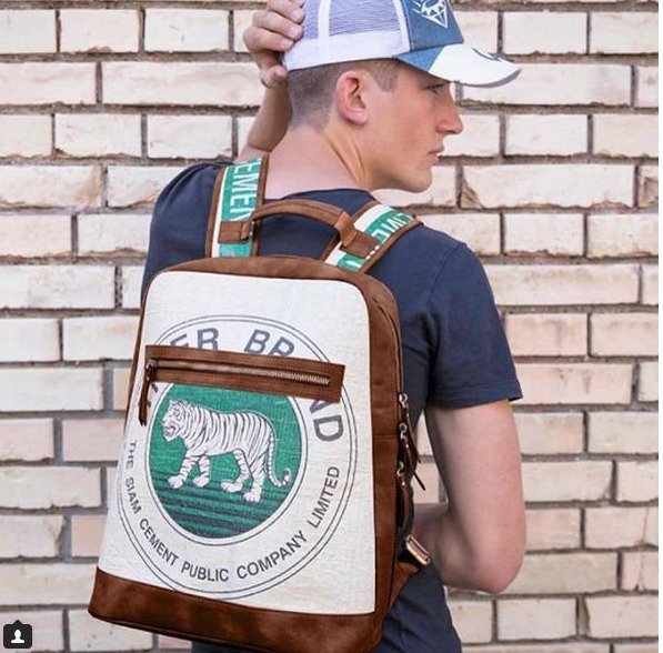 Εντυπωσιακά σακίδια πλάτης από χρησιμοποιημένα τσουβάλια τσιμέντου [εικόνες]  | iefimerida.gr 0