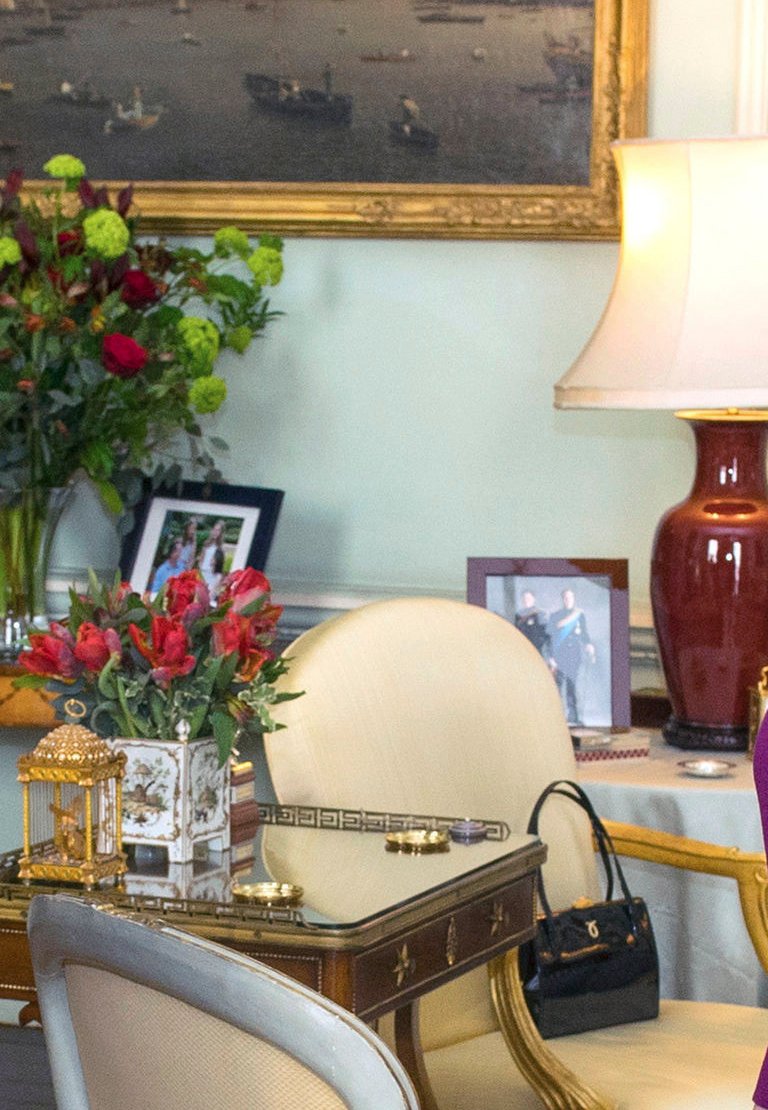 Η βασίλισσα Ελισάβετ υποδέχθηκε στο δωμάτιό της Αραβα πρίγκιπα και του είχε ανάψει... σόμπα! [εικόνες] | iefimerida.gr 3