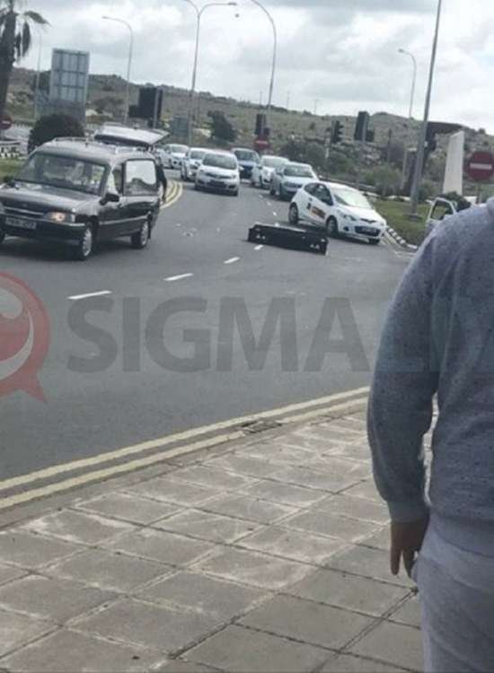 Συνέβη στην Πάφο: Ανοιξε η πόρτα της νεκροφόρας, έπεσε το φέρετρο με τον νεκρό στον δρόμο [βίντεο] | iefimerida.gr 0