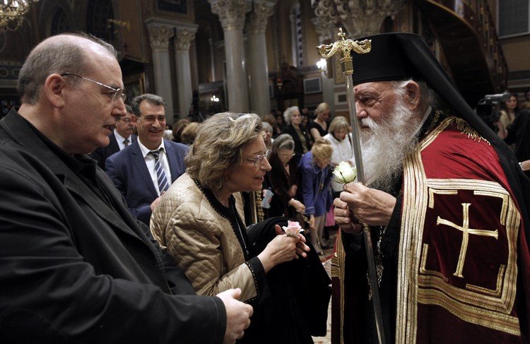 Η κίνηση που προκάλεσε αίσθηση -Ο Αρχιεπίσκοπος Ιερώνυμος δίνει λουλούδι στον Νίκο Φίλη [εικόνες] | iefimerida.gr 0