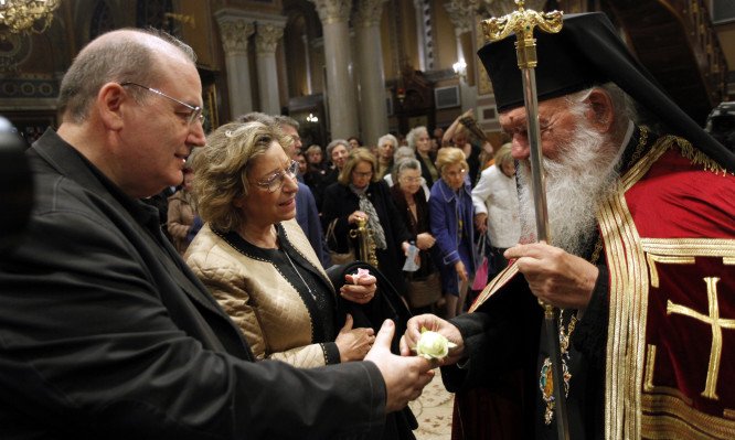 Η κίνηση που προκάλεσε αίσθηση -Ο Αρχιεπίσκοπος Ιερώνυμος δίνει λουλούδι στον Νίκο Φίλη [εικόνες] | iefimerida.gr 1