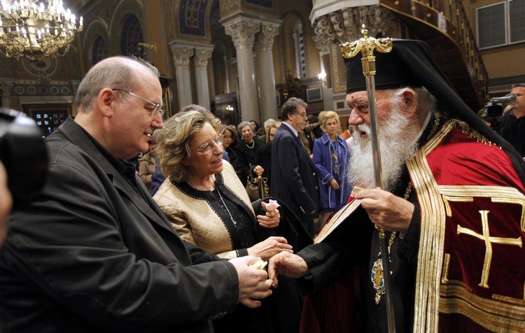 Η κίνηση που προκάλεσε αίσθηση -Ο Αρχιεπίσκοπος Ιερώνυμος δίνει λουλούδι στον Νίκο Φίλη [εικόνες] | iefimerida.gr 2