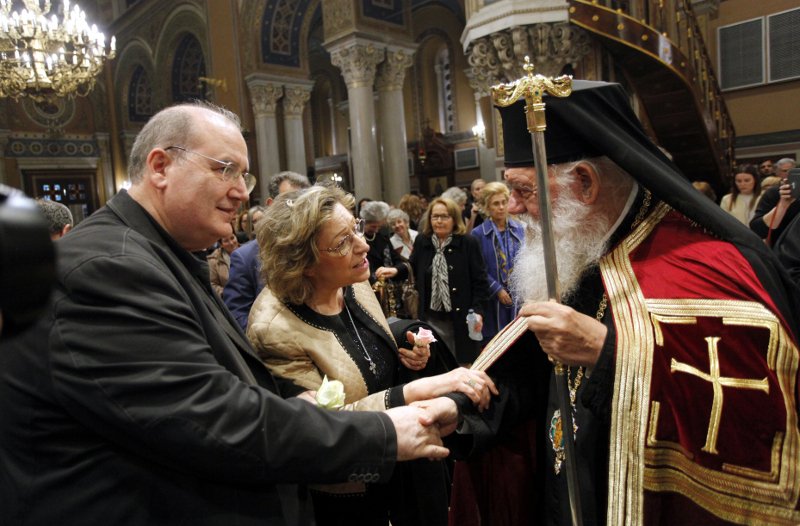 Η κίνηση που προκάλεσε αίσθηση -Ο Αρχιεπίσκοπος Ιερώνυμος δίνει λουλούδι στον Νίκο Φίλη [εικόνες] | iefimerida.gr 3