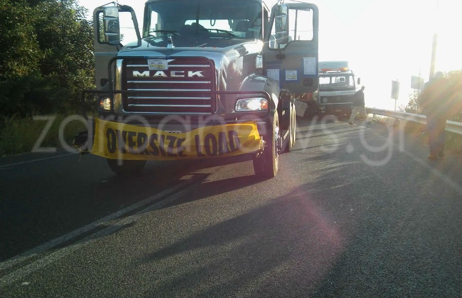 Απίστευτο τροχαίο στα Χανιά, με φορτηγό που μετέφερε πολεμικό σκάφος των Αμερικανών [εικόνες] | iefimerida.gr 1