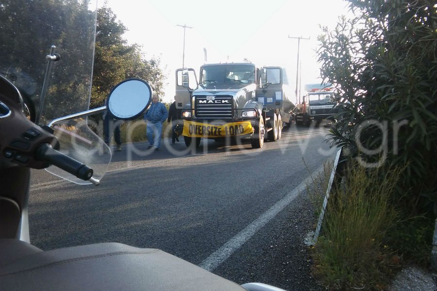 Απίστευτο τροχαίο στα Χανιά, με φορτηγό που μετέφερε πολεμικό σκάφος των Αμερικανών [εικόνες] | iefimerida.gr 5