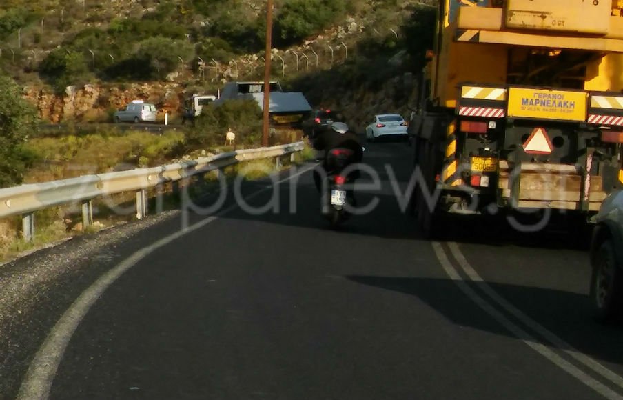 Απίστευτο τροχαίο στα Χανιά, με φορτηγό που μετέφερε πολεμικό σκάφος των Αμερικανών [εικόνες] | iefimerida.gr 4