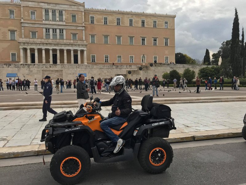 Πορεία με «γουρούνες» από τη Βουλή στο υπ. Συγκοινωνιών -«Οχι» στην απαγόρευση [εικόνες & βίντεο] | iefimerida.gr 1