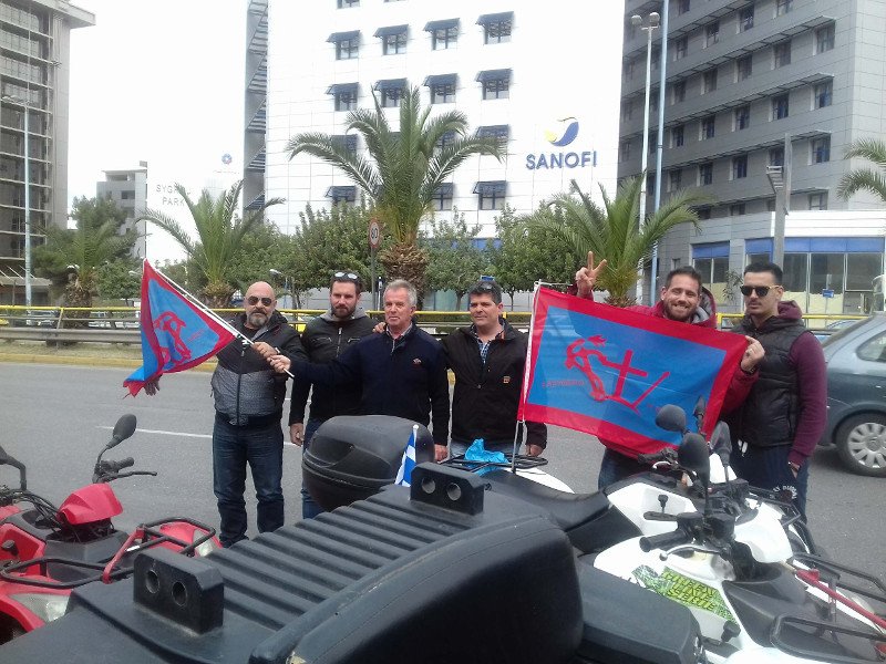 Πορεία με «γουρούνες» από τη Βουλή στο υπ. Συγκοινωνιών -«Οχι» στην απαγόρευση [εικόνες & βίντεο] | iefimerida.gr 4