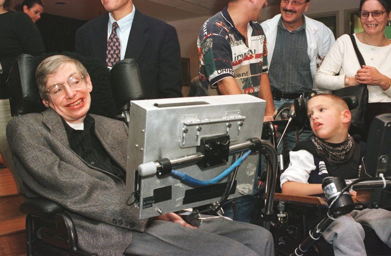 ALS: Η ασθένεια που χτύπησε ξαφνικά και απροειδοποίητα τον Στίβεν Χόκινγκ στα 21 του και τον άφησε παράλυτο -Κουνούσε μόνο το δεξί του μάγουλο [εικόνες] | iefimerida.gr 0