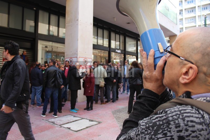 Εργαζόμενοι του MEGA έξω από το ΕΣΡ εν αναμονή της απόφασης για το «μαύρο» [εικόνες] | iefimerida.gr 2