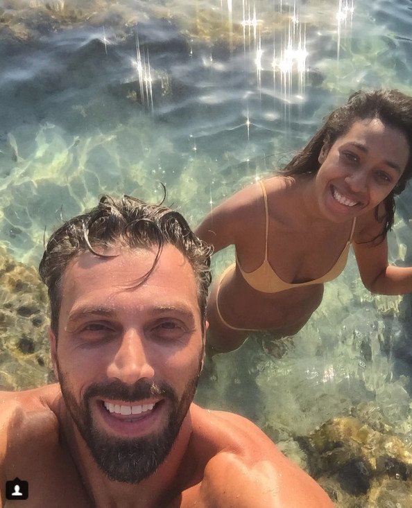 Survivor 2: Αυτή είναι η Ινδή σύντροφος του Τεό Θεοδωρόπουλου [εικόνες] | iefimerida.gr 1