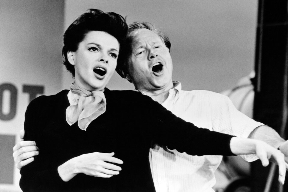 Η πρώτη φωτογραφία από τη μεταμόρφωση της Ρενέ Ζελβέγκερ σε Τζούντι Γκάρλαντ -Δεν τη λες και ίδια [εικόνα] | iefimerida.gr 2