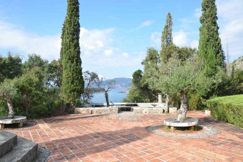 Οικία Φέρμορ -Το σπίτι στην Καρδαμύλη που θεωρείται ένα από τα ωραιότερα στη χώρα: Σε ένα βράχο πάνω από τη θάλασσα, με αυλές όνειρο [εικόνες] | iefimerida.gr 24