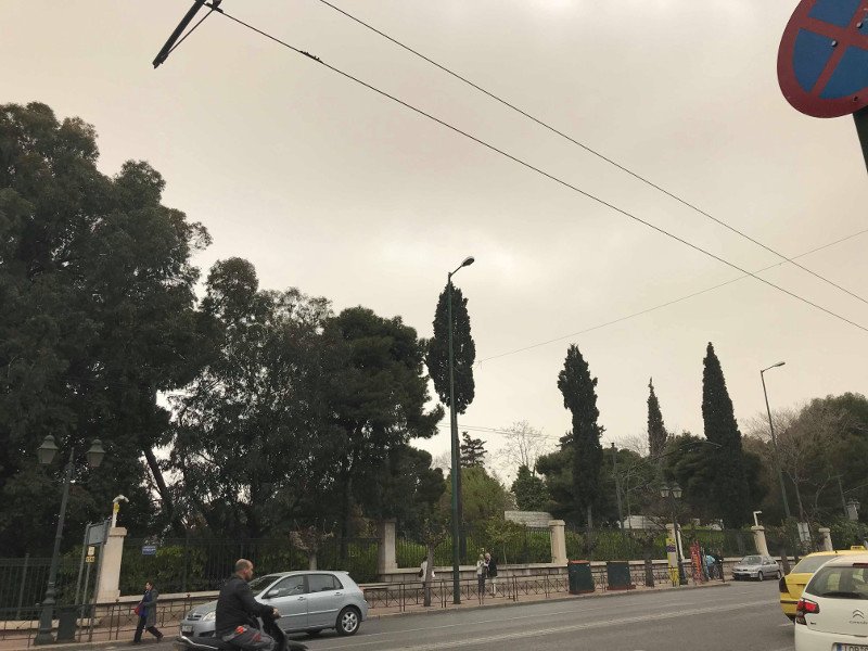 Η αφρικανική σκόνη καταπίνει και την Αθήνα -Σε θολό τοπίο η πρωτεύουσα [εικόνες & βίντεο] | iefimerida.gr 12