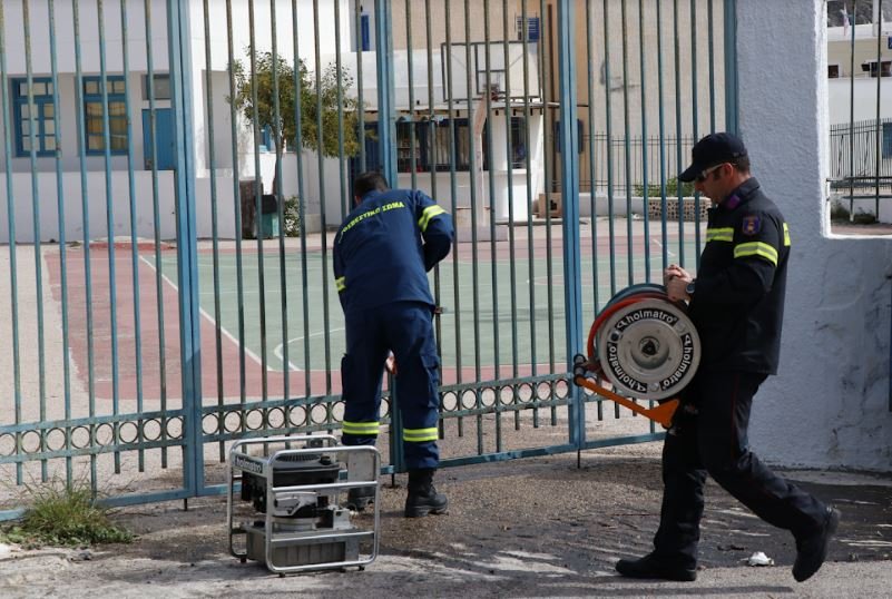 Σαντορίνη: Χρυσαυγίτες σφράγισαν με οξυγονοκόλληση πόρτα σχολείου για να εμποδίσουν αλλοδαπή μαθήτρια να κρατήσει τη σημαία στην παρέλαση | iefimerida.gr 1