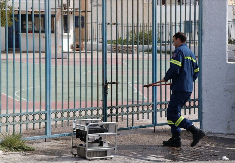 Σαντορίνη: Χρυσαυγίτες σφράγισαν με οξυγονοκόλληση πόρτα σχολείου για να εμποδίσουν αλλοδαπή μαθήτρια να κρατήσει τη σημαία στην παρέλαση | iefimerida.gr 0