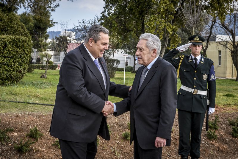 Περασμένα-ξεχασμένα:Με απόδοση τιμών υποδέχθηκε ο Καμμένος τον Κουβέλη | iefimerida.gr 2